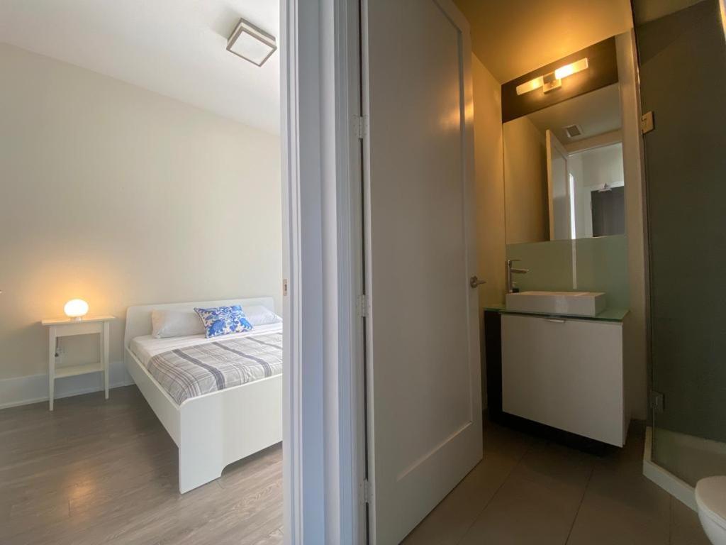 Grand View 2Br/2Ba Condos Cn Tower,Union,Tiff/Mtcc โตรอนโต ภายนอก รูปภาพ